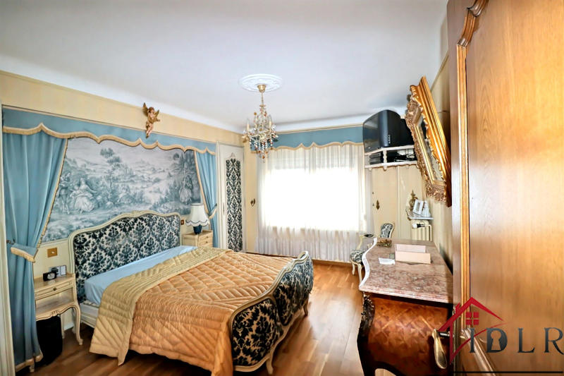 Maison - 228 m² - 7 pièces