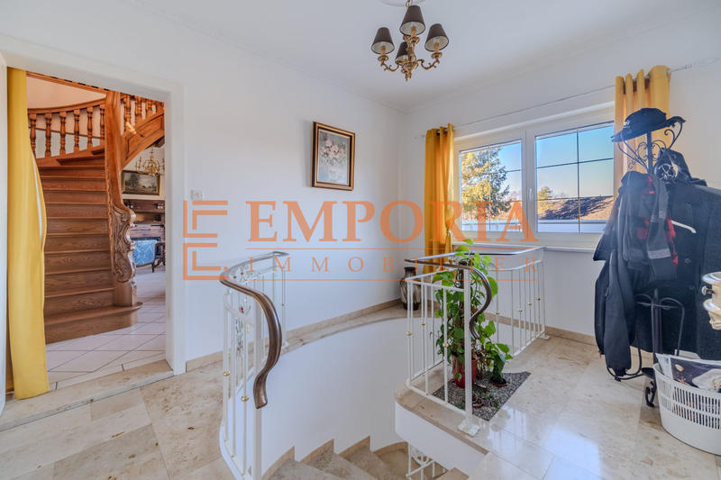 Maison - 250 m² - 9 pièces