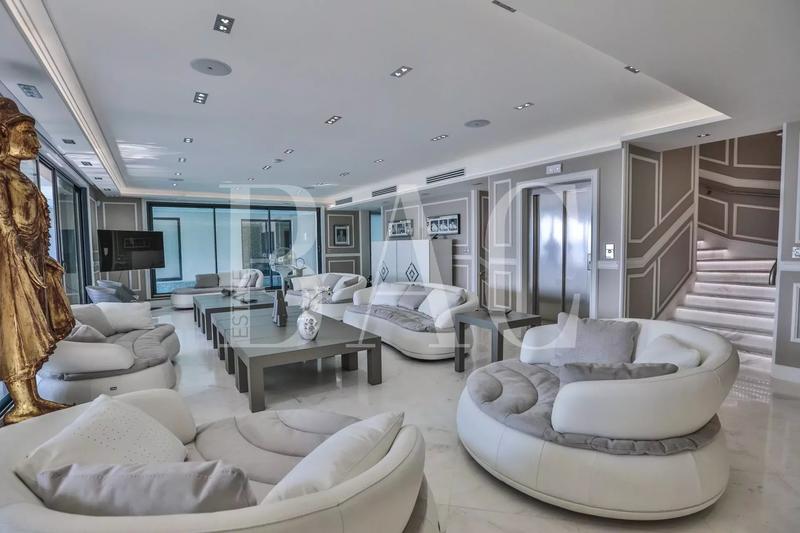 Villa - 1 000 m² - 22 pièces