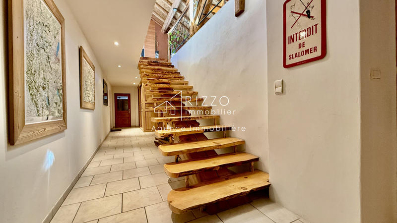 Maison - 303 m² - 8 pièces