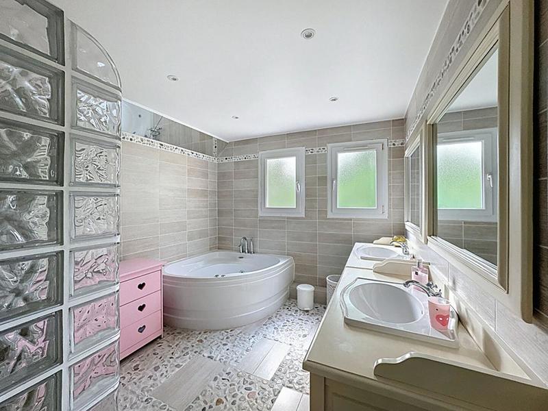 Maison - 182 m² - 7 pièces