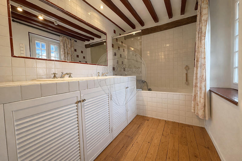 Demeure - 225 m² - 6 pièces