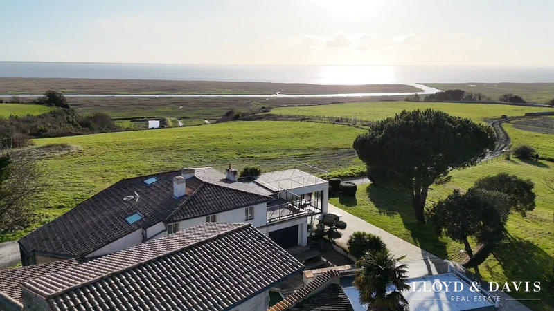 Villa - 280 m² - 9 pièces