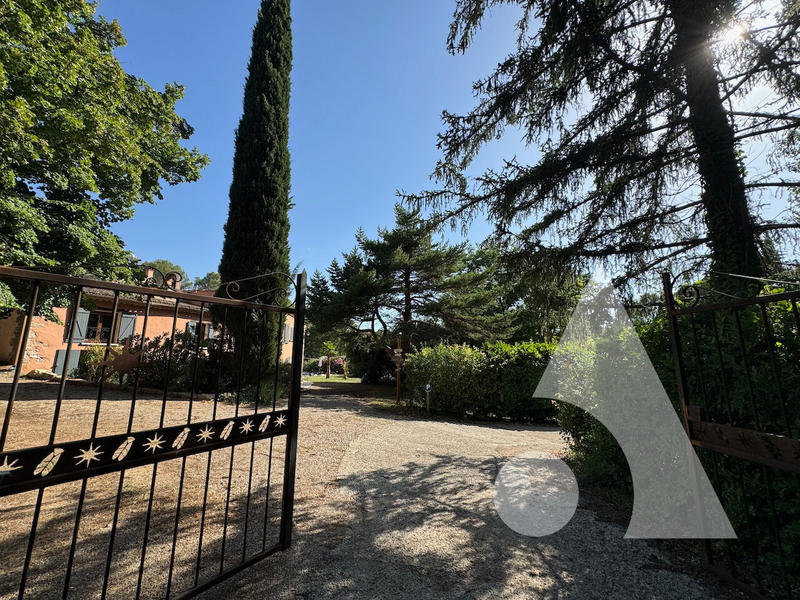 Maison - 470 m² - 17 pièces