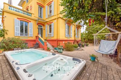 Maison - 323 m² - 10 pièces