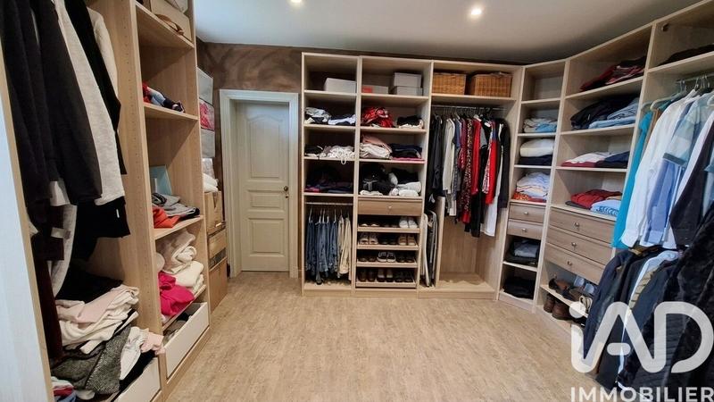 Maison - 218 m² - 7 pièces