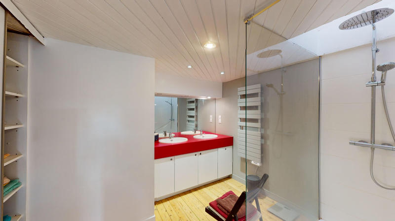 Maison - 250 m² - 7 pièces