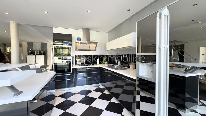 Maison - 239 m² - 6 pièces