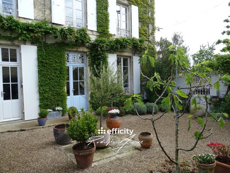 Maison - 240 m² - 8 pièces