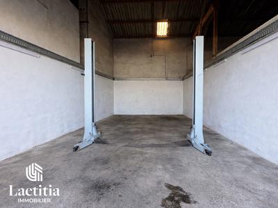Local d'activités - 297 m²