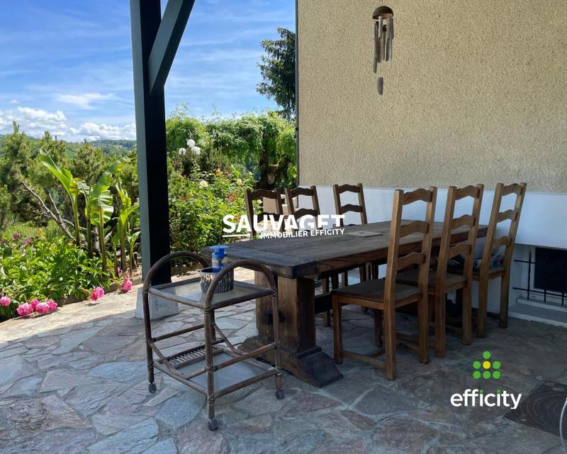 Maison - 275 m² - 9 pièces