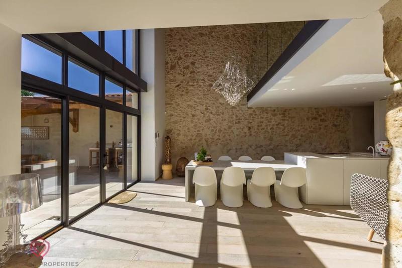 Maison - 233 m² - 5 pièces