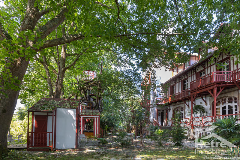 Propriété - 641 m² - 12 pièces