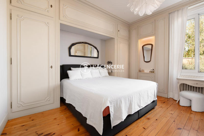 Maison - 275 m² - 8 pièces