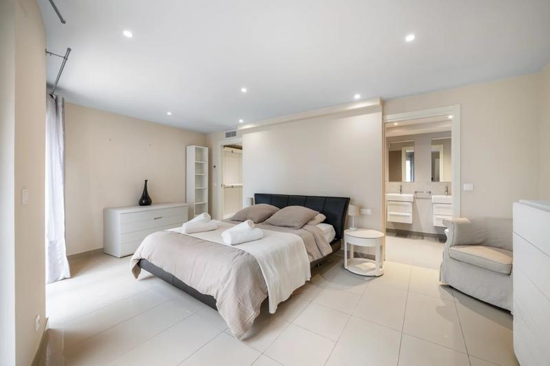 Maison - 588 m² - 8 pièces