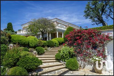 Maison - 555 m² - 15 pièces