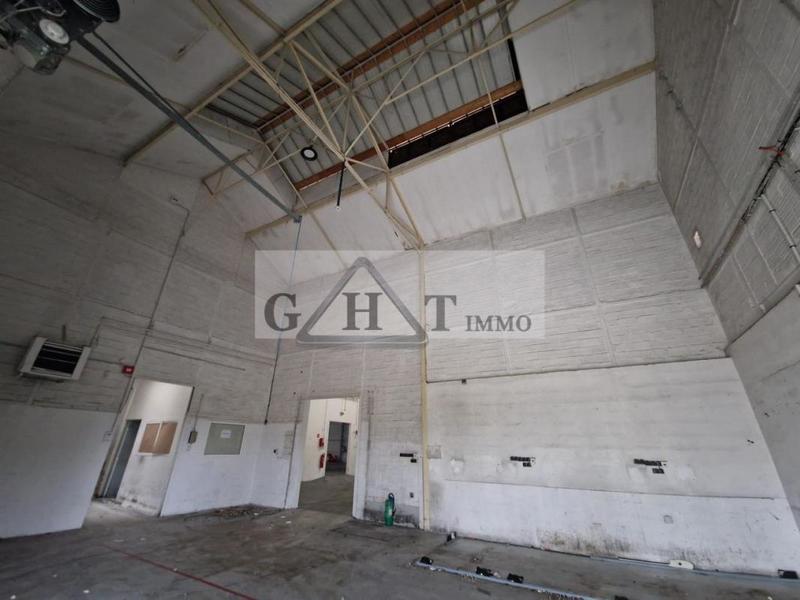 Entrepôt - 1 600 m²