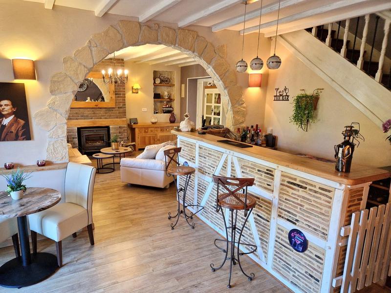 Maison traditionnelle - 265 m² - 8 pièces