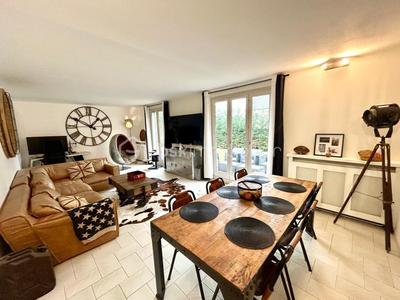 Demeure - 251 m² - 8 pièces