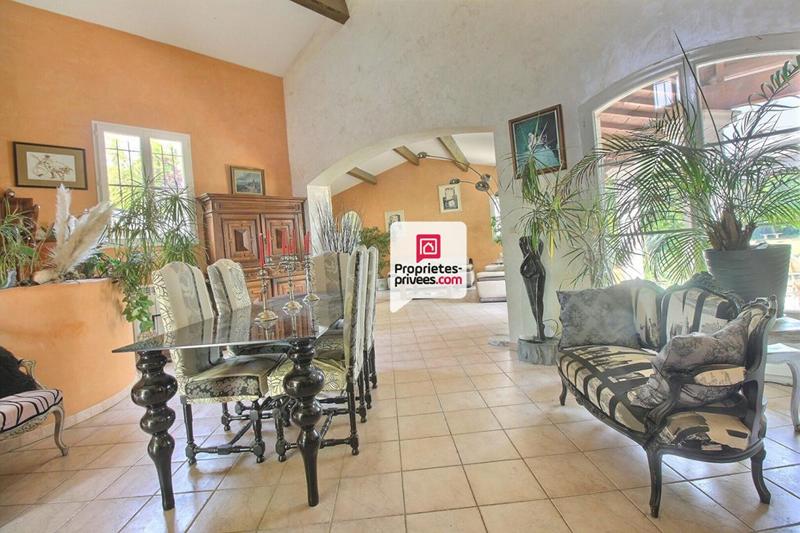 Maison - 230 m² - 8 pièces