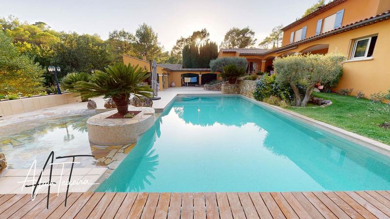 Maison - 308 m² - 8 pièces