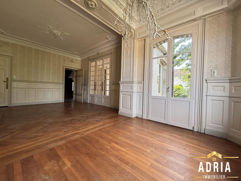 Maison - 323 m² - 10 pièces