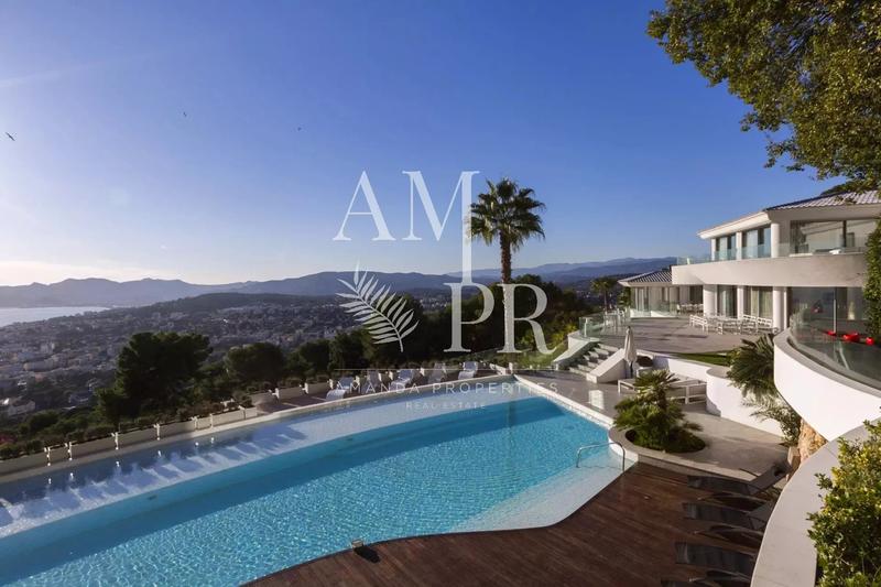 Propriété - 2 035 m² - 25 pièces