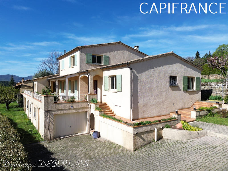 Maison - 250 m² - 8 pièces