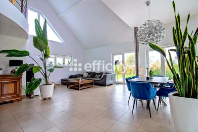 Maison - 214 m² - 8 pièces