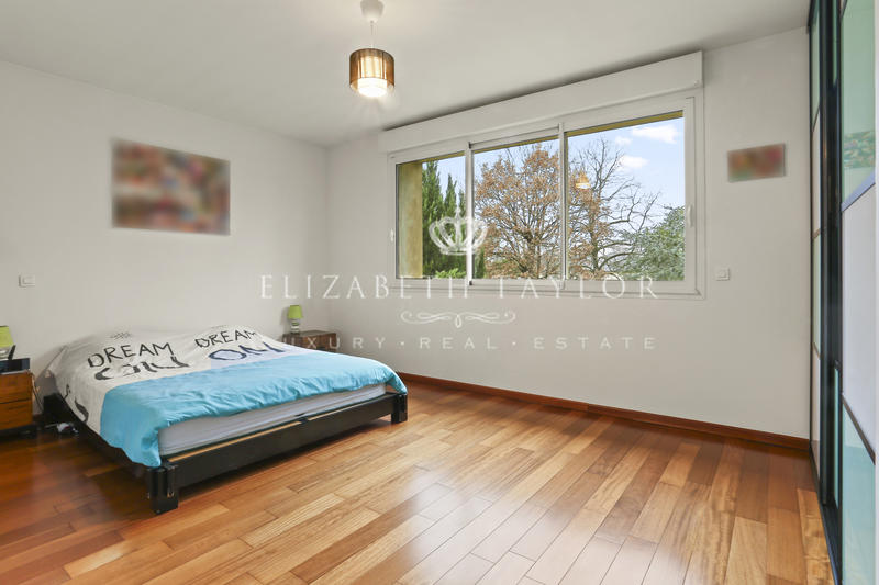 Maison - 450 m² - 11 pièces