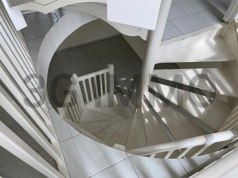 Propriété - 360 m² - 8 pièces