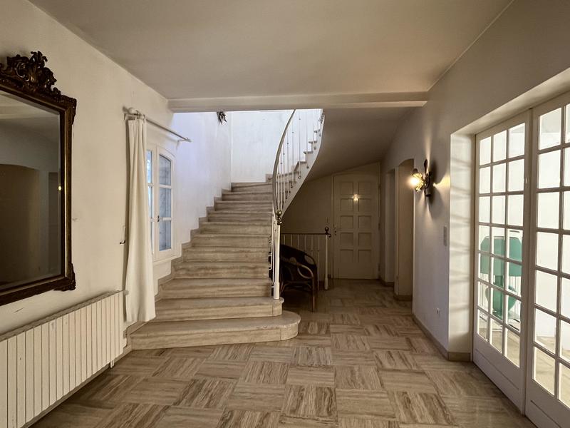 Maison traditionnelle - 300 m² - 7 pièces