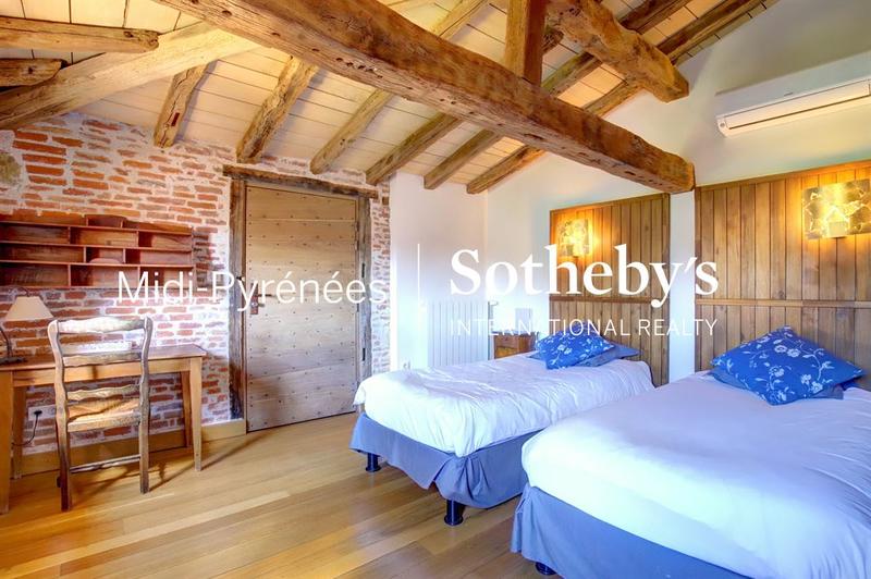 Maison - 477 m² - 15 pièces