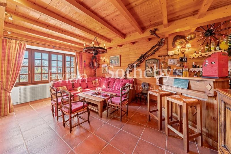 Maison - 300 m² - 11 pièces