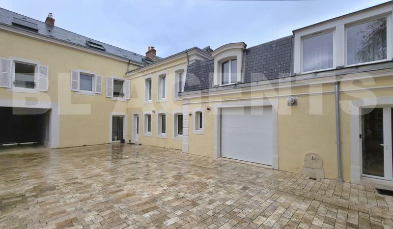 Maison - 570 m² - 13 pièces