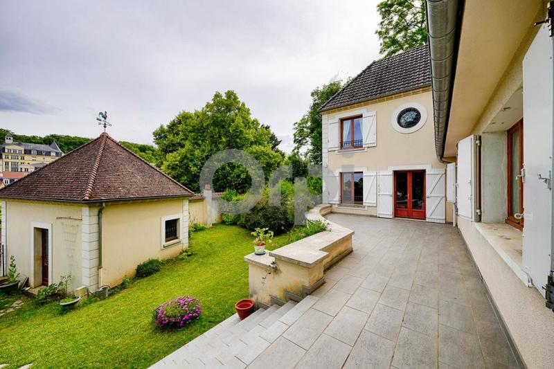 Maison - 202 m² - 7 pièces