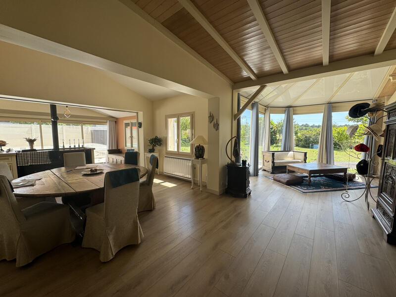 Maison traditionnelle - 240 m² - 8 pièces