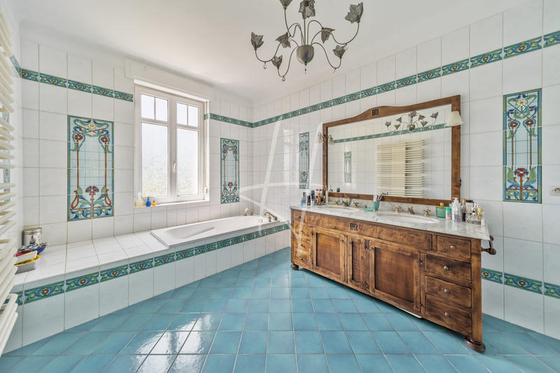 Maison - 257 m² - 10 pièces