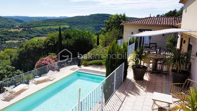 Maison - 370 m² - 12 pièces