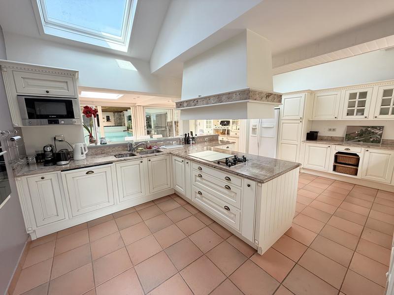 Maison - 350 m² - 9 pièces