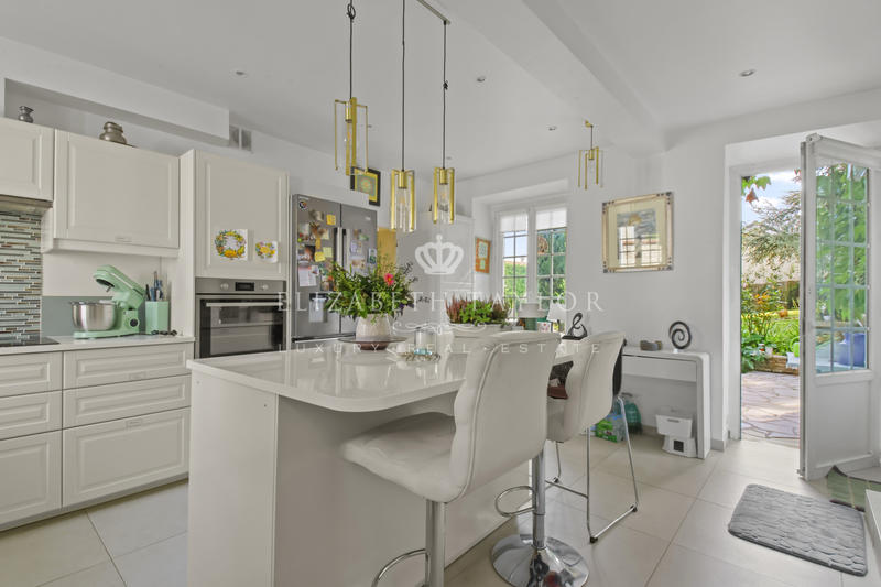 Propriété - 230 m² - 9 pièces