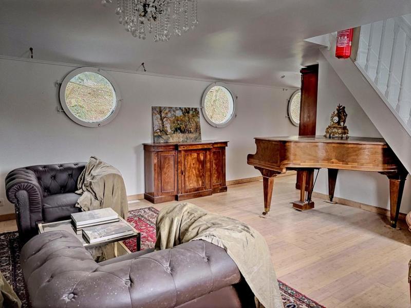 Maison - 230 m² - 15 pièces