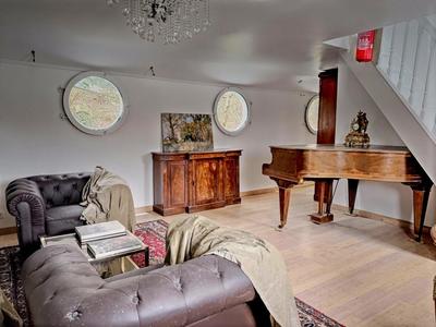 Maison - 230 m² - 15 pièces