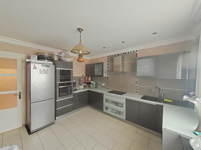 Maison - 245 m² - 10 pièces