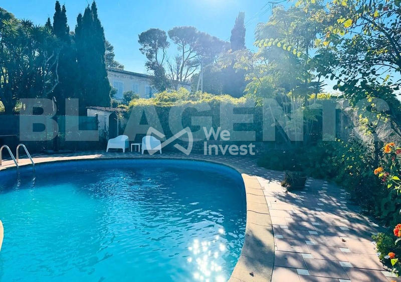 Maison - 235 m² - 8 pièces