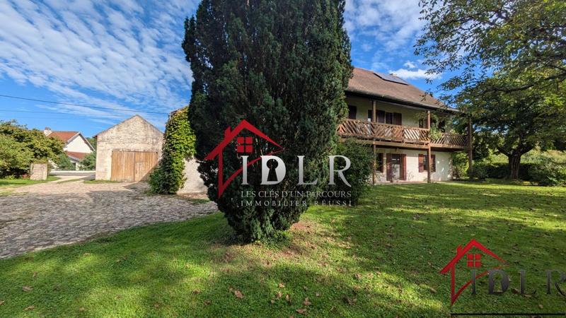 Maison - 270 m² - 9 pièces