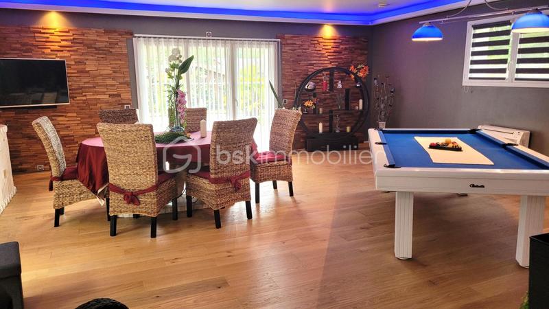 Maison - 239 m² - 8 pièces