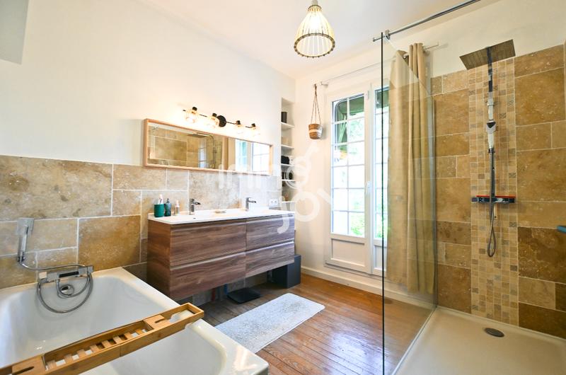 Propriété - 220 m² - 7 pièces