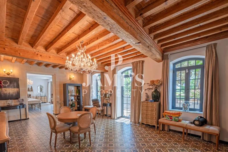 Maison - 420 m² - 8 pièces