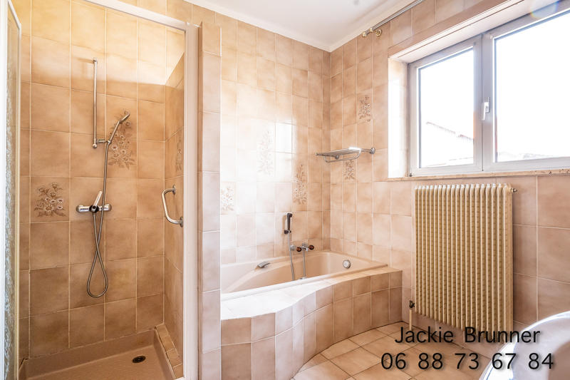 Maison - 220 m² - 6 pièces